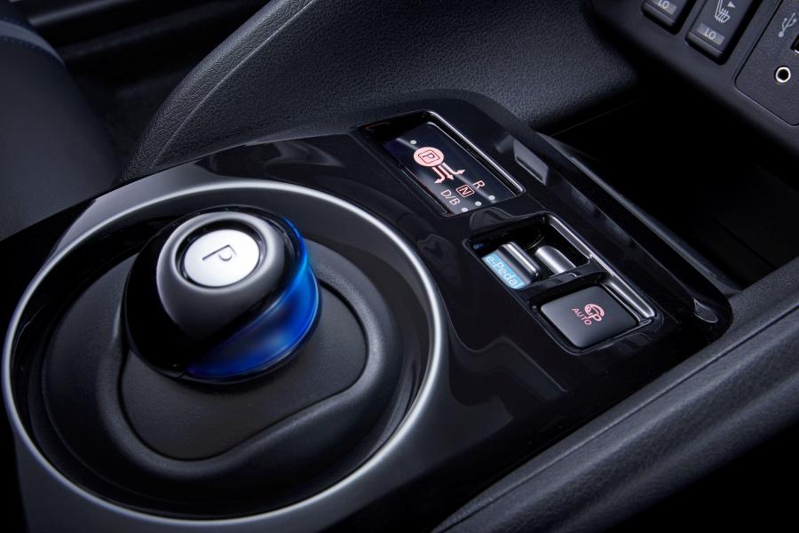 Детали интерьера Nissan Leaf 2.zero 2017 года  (JP) (фото 37 из 56)